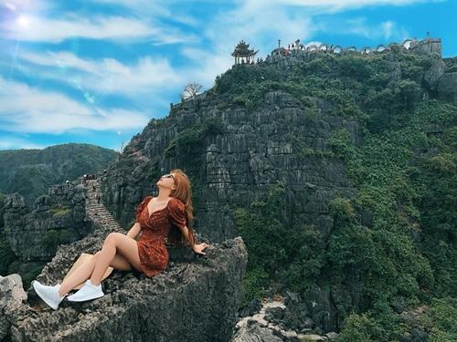 Phong cách ăn mặc của Nhật Lê từng gây xôn xao trước đó.