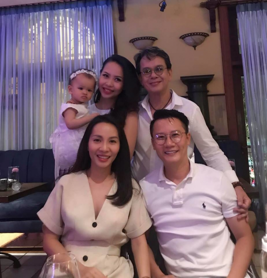 Nam ca sĩ Hoàng Bách chia sẻ hình ảnh hai vợ chồng anh đi dự tiệc thôi nôi con gái đàn anh Đức Huy.