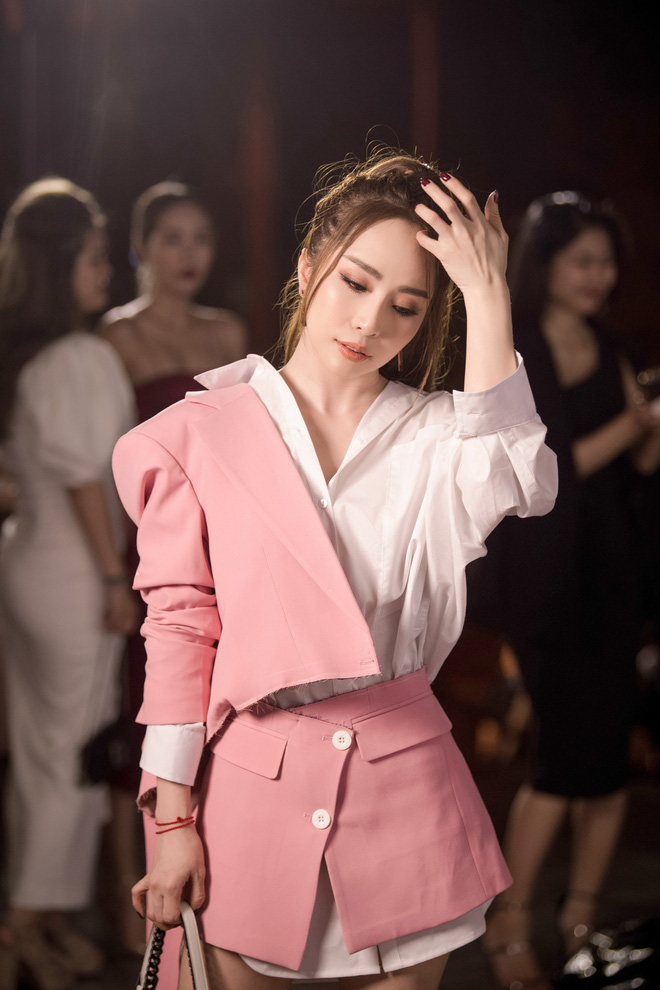 Trang phục đơn giản nhưng ấn tượng, Quỳnh Nga nhận được sự săn đón của truyền thông.  