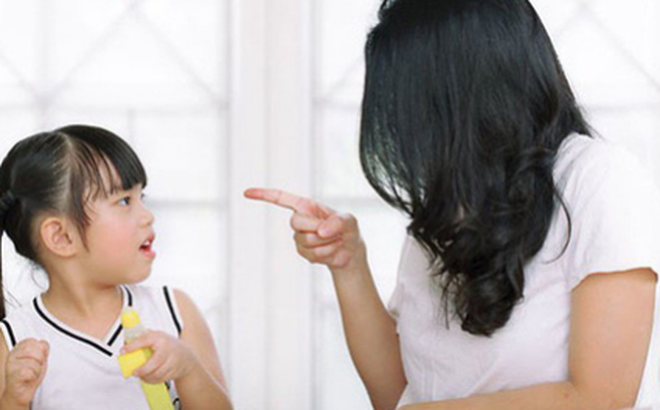Đánh mắng không giải quyết được vấn đề chỉ làm cho con của mình bị tổn thương sâu sắc