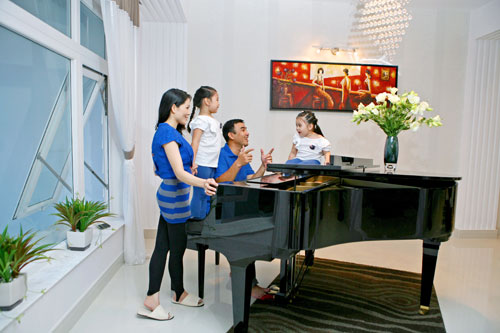 Hai cô công chúa nhỏ của MC Quyền Linh đều rất thích học đàn