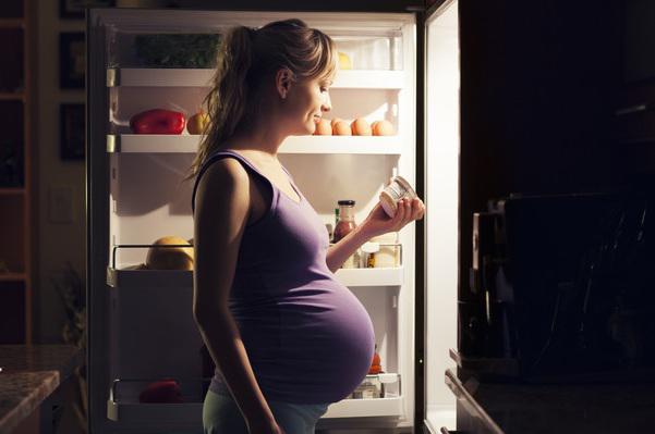 Trong tủ lanh thường chứa nhiều vi khuẩn các mẹ nên dọn dẹp vệ sinh thường xuyên