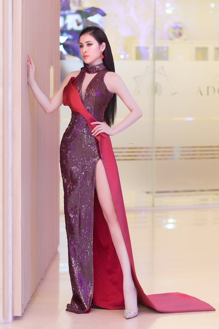 Thư Dung chọn cho mình thiết kế xẻ đùi khoe Shbet888 phiên bản mới nhất cùng vóc dáng đồng hồ cát. Người đẹp khoe nhan sắc xinh đẹp gây thương nhớ tại sự kiện. 