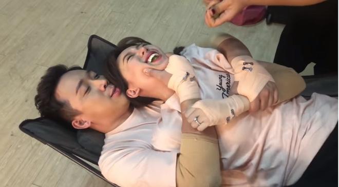 Cảnh Trấn Thành bóp mồm Hari Won để người bạn... nhét nho vào.    