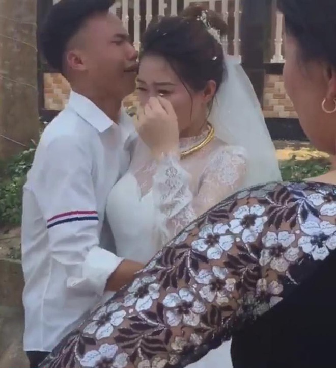 Cô dâu mắt đỏ hoe.