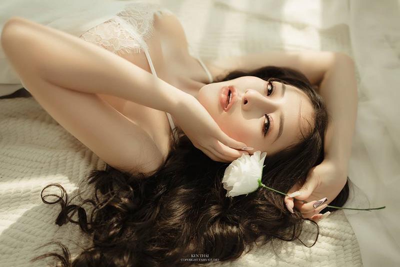 Điển hình như bộ ảnh siêu sexy và gợi cảm của cô nàng với chiếc váy ngủ trắng chỉ dày hơn màn tuyn đôi chút.    