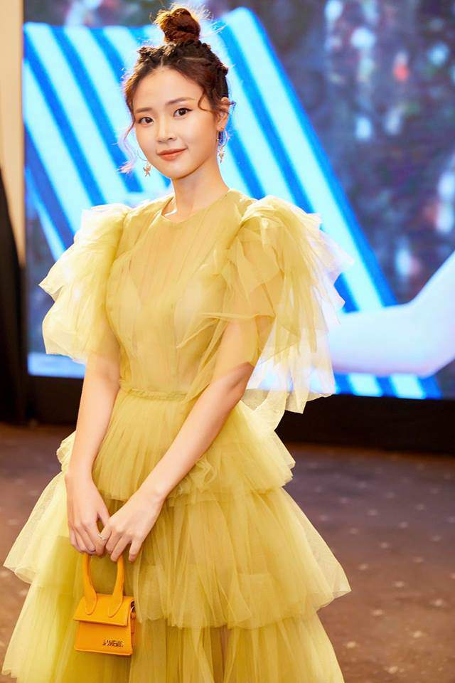 cung-sinh-nam-1989-ngoc-trinh-ho-bao-sexy-bao-nhieu-midu-lai-kin-dao-va-nu-tinh-bay-nhieu-midu11-1552931463-967-width640height960