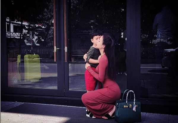 Hai mẹ con luôn vui vẻ hạnh phúc bên nhau