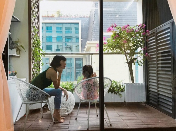 Ban công đẹp mắt là nơi hai mẹ con ngồi ngắm thành phố mỗi khi được nghỉ