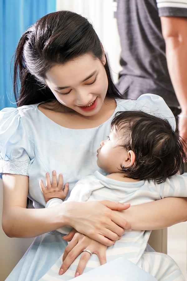 Nhã Phương và Trường Giang cùng chăm sóc một bé gái dễ dàng khiến khán giả nghĩ rằng những thông tin về chuyện con cái của anh từ trước Tết đến nay là sự thật.  