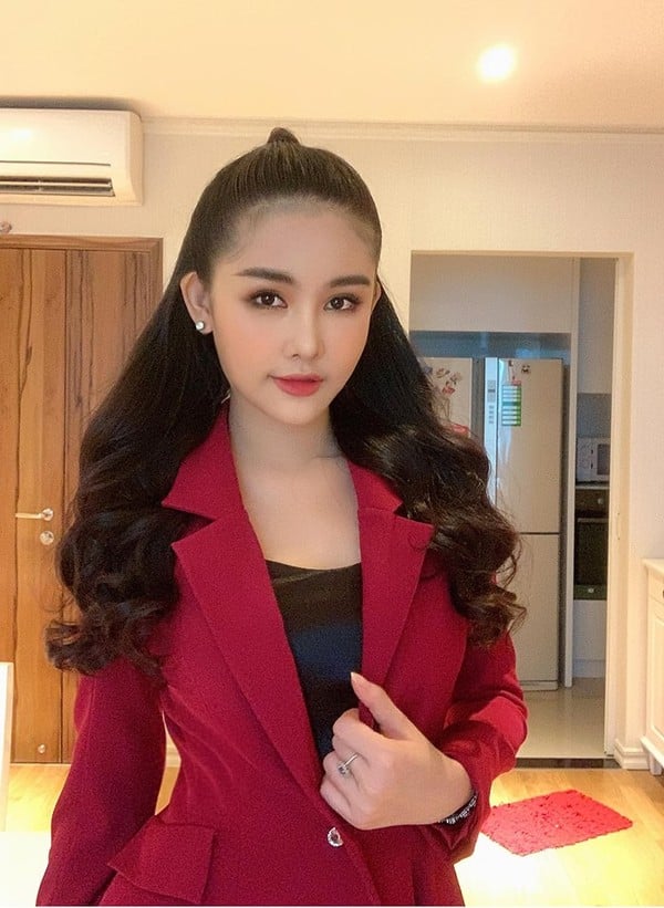 Mới đây trên trang cá nhân của mình, Lê Âu Ngân Anh đã chia sẻ loạt ảnh chụp ngọt ngào cùng với bộ suit màu đỏ. Trông Hoa hậu Đại dương 2017 thực sự khác so với những bức ảnh trước đó.    