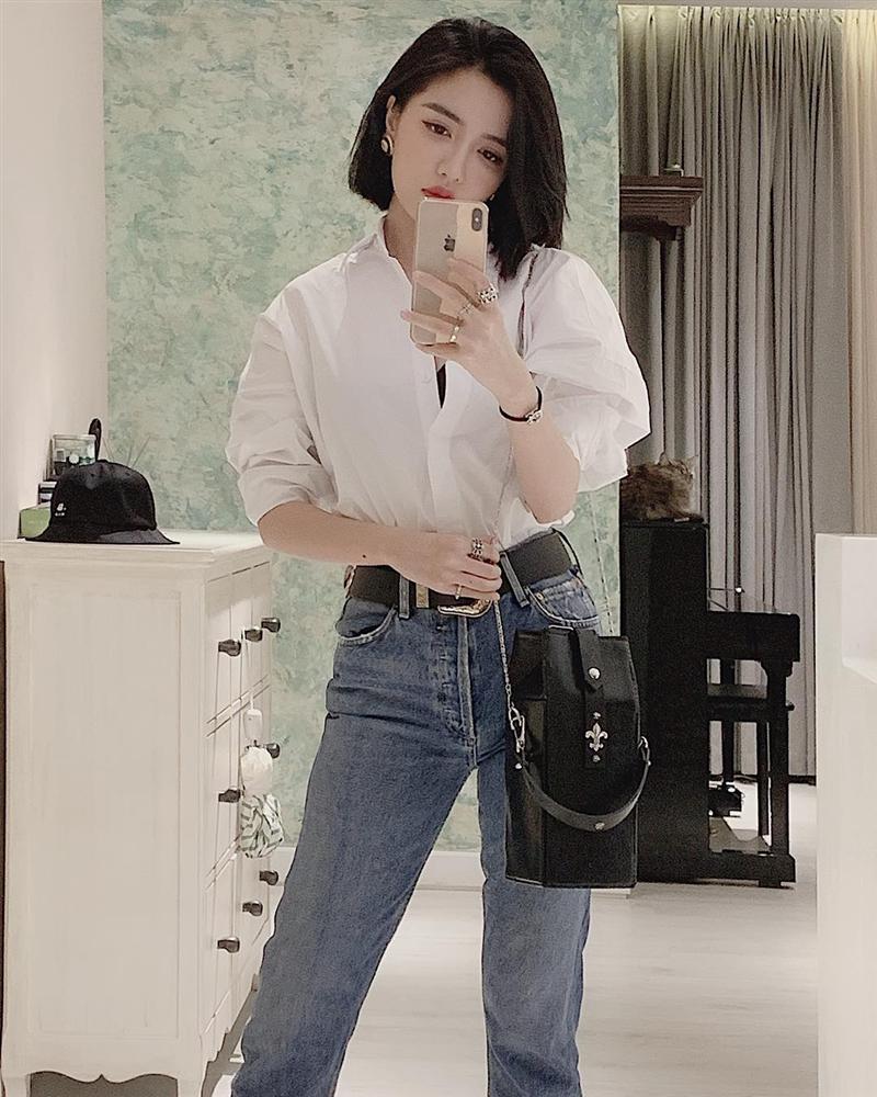 Thời tiết bắt đầu nóng nực là thời điểm thích hợp cho những chiếc sơ mi lên ngôi. Bích Phương phối sơ mi trắng với quần jeans cạp cao kèm chiếc túi basic tông đen.    