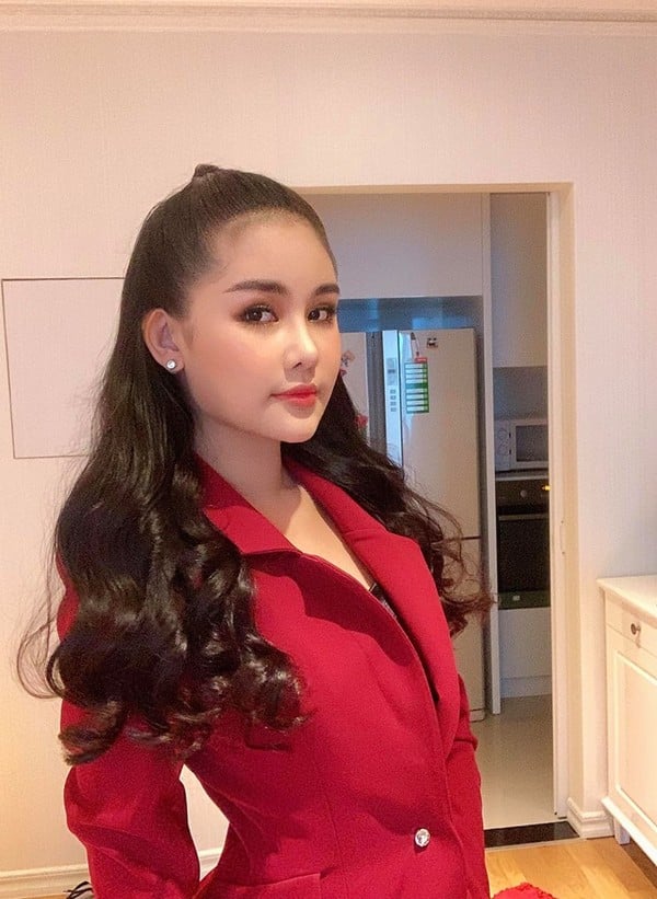  Với hình thể chuẩn của mình, bộ suit màu đỏ kết hợp với Link Vào SHBET88 Mới Nhất dài xoăn nhẹ khiến nhiều người phải trầm trồ.