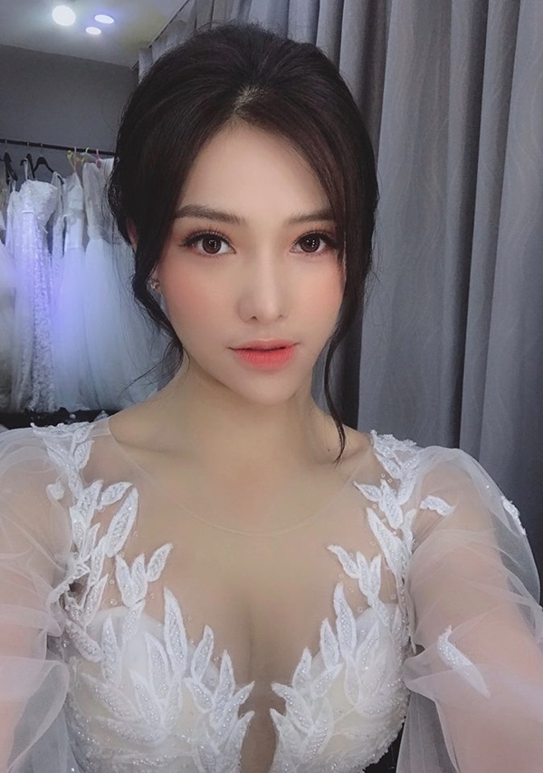 Lưu Đê Li để lộ gương mặt mất cân đối.      