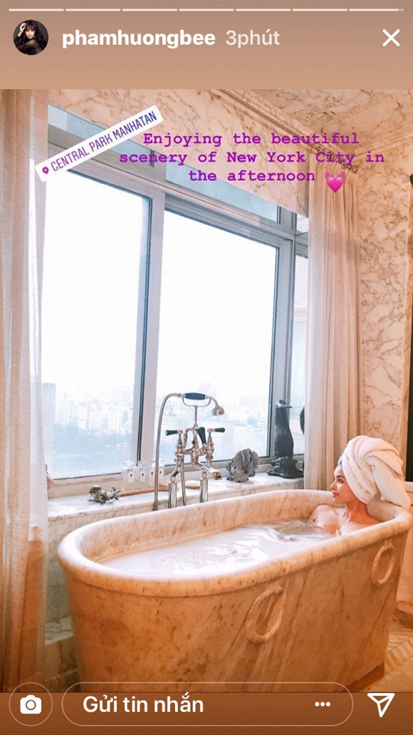 Mới đây, ở phần story của instagram, hoa hậu quốc dân tiếp tục khiến fan đứng ngồi không yên khi đăng tải hình ảnh thư thả ngâm mình trong bồn tắm và ngắm nhìn cảnh hoàng hôn qua cửa kính. Điều đáng nói là nàng hậu để lộ lấp ló vòng một căng đầy quyến rũ cùng khuôn mặt góc cạnh.