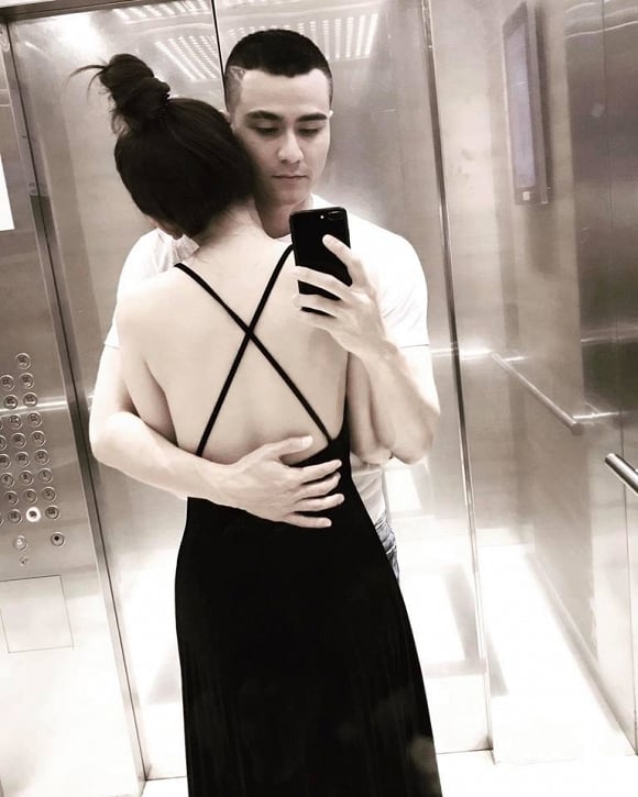 Vĩnh Thụy đăng ảnh ôm một cô gái trong thang máy.  