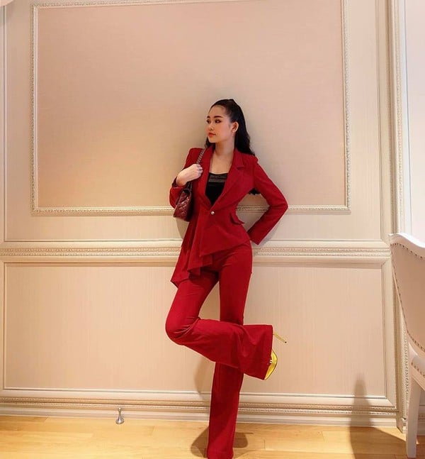 Có vẻ những bình luận ác ý trước đó đối với Ngân Anh đã khiến người đẹp quyết định thay đổi phong cách trang điểm. Trông Hoa hậu đã nhẹ nhàng và ghi điểm hơn so với trước đây.    