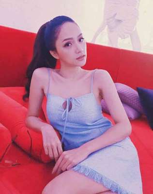  Ở những khoảnh khắc cận cảnh như thế này, thân mình mảnh mai với xương quai xanh của Hương Giang lộ rõ trước ống kính.