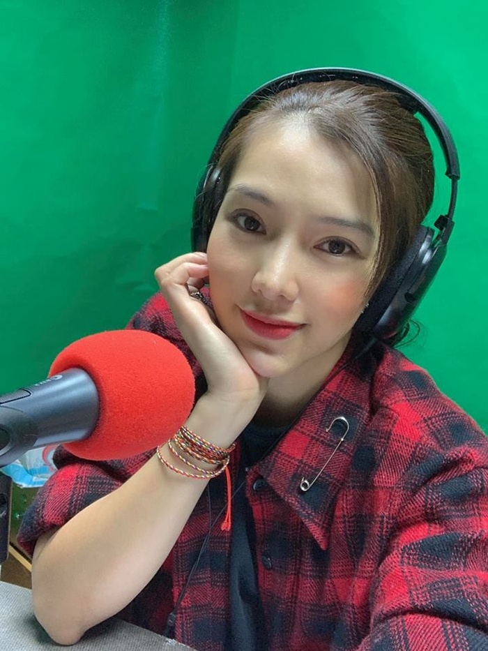 Có thể thấy ở bức ảnh nào cũng thấy chiếc cằm của người đẹp vẹo sang một bên.    