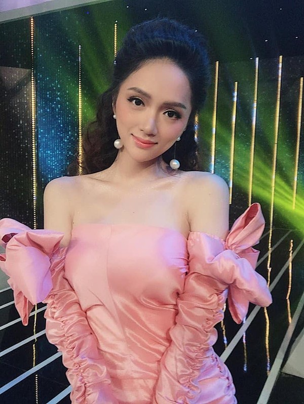 Mẫu đầm này cũng từng được Hương Giang diện rất “ngọt”. Cả hai đều chọn cách mix cùng hoa tai dáng dài để tạo nên tổng thể hoàn chỉnh.  