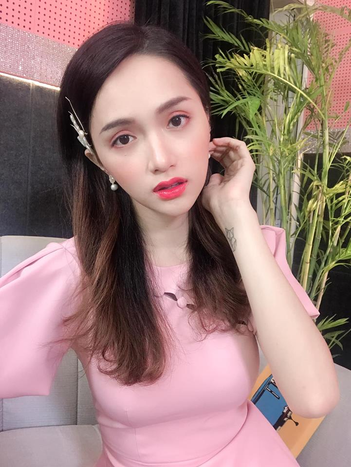Mới đây, Hoa hậu Hương Giang đã đăng tải lên trang cá nhân loạt ảnh chụp cận cảnh gương mặt sau khi trang điểm chỉn chu. Nhiều người đã dành tặng Shbet888 phiên bản mới nhất sinh năm 1992 những lời khen về Mừng SHBET phiên bản mới 2025 trắng, phong cách thời trang hiện đại cùng vẻ ngoài ngày càng nữ tính.    Tuy nhiên, bên cạnh đó cũng không ít khán giả lo lắng cho tình trạng xuống cân trầm trọng của Hoa hậu Chuyển giới quốc tế 2018. Có thể thấy, Hương Giang gầy đi rất nhiều so với thời điểm một năm trước. Hai gò má của cô hóp lại để lộ đôi mắt sâu, cằm nhọn quá mức khiến nhiều bạn bè lẫn fan hâm mộ vô cùng hoang mang. Nhiều người cho rằng, có thể do lịch trình làm việc dày đặc đã khiến Hương Giang suy nhược Sh88bet đăng ký miễn phí đến mức đáng báo động.