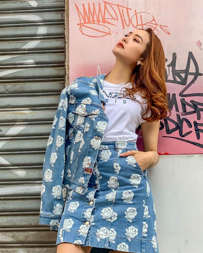 Minh Hằng đẳng cấp khi diện nguyên set đồ hiệu Kenzo từ áo thun đến áo khoác lẫn chân váy denim ton-sur-ton.    