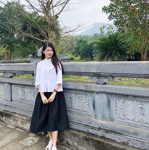 Thuỳ Dung trở nên dịu hiền và duyên dáng trong thiết kế áo sơ mi cổ điển đi cùng chân váy midi.    