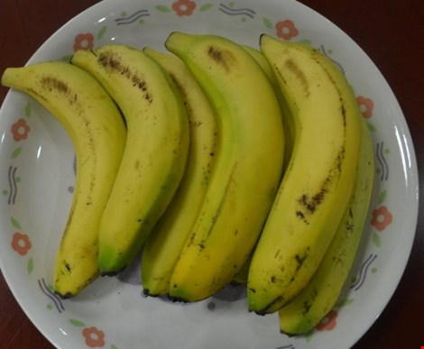 Chuối chín tự nhiên màu sắc thường không đẹp mắt, chín không vàng đều