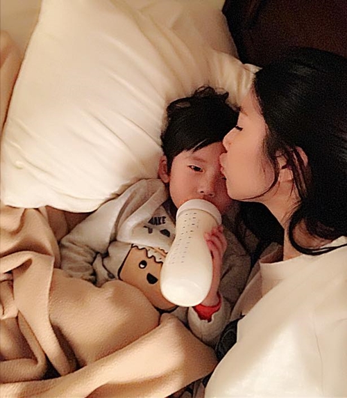 Một ngày với cựu người mẫu chỉ có công việc và chăm con
