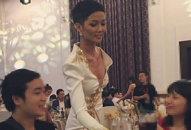 Đây không phải lần đầu tiên người đẹp Ê Đê gặp vấn đề với cân nặng. Trước đây, cô từng xuất hiện với vẻ ngoài gầy gò, tiều tụy khiến nhiều người bất người lo lắng.  
