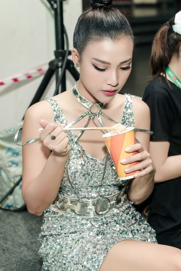 Hoàng Oanh ăn uống khá thoải mái nhưng cô duy trì tập luyện thể thao đều đặn để giữ vóc dáng.