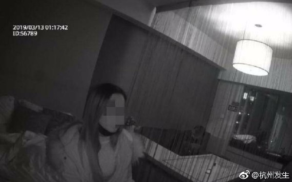 Cô gái gọi điện báo cảnh sát về việc cô bị cưỡng hiếp.