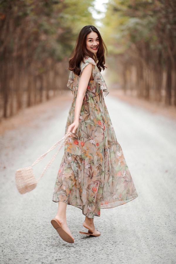 Thanh Hằng khoe street style mộng mơ và rực rỡ như ánh nắng mùa hè.     