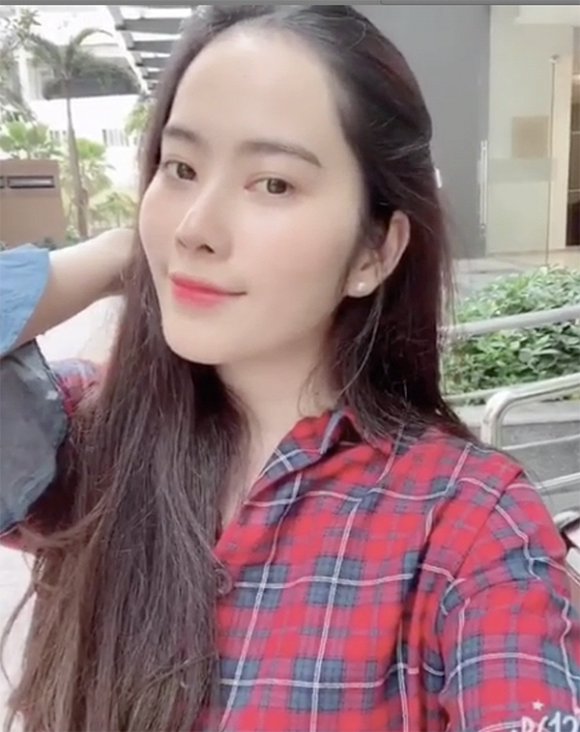 Cách đây ít giờ, Nam Em bất ngờ đăng tải đoạn clip ngắn trên instagram cá nhân ghi lại khoảnh khắc người đẹp vuốt Shbet123 Link Vào ShBet Mới Nhất suôn mượt cùng những biểu cảm cực dịu dàng. Qua đó, ai nấy đều bất ngờ vì khuôn mặt gầy sọp của Nam Em.    Chỉ trong khoảng thời gian ngắn, cô nàng đã giảm cân khá nhiều, lấy lại được vóc dáng mảnh mai và phong độ nhan sắc của ngày nào. Đáng nói hơn, thay vì những phát ngôn 