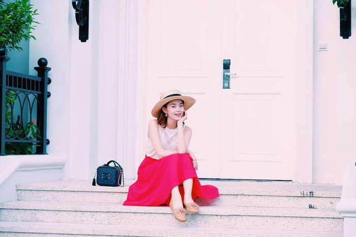 Chân váy maxi đỏ tươi được Minh Hằng phối cùng áo vải voan trắng nhẹ nhàng, nổi bật vẻ đẹp nữ tính của ca sĩ này.    