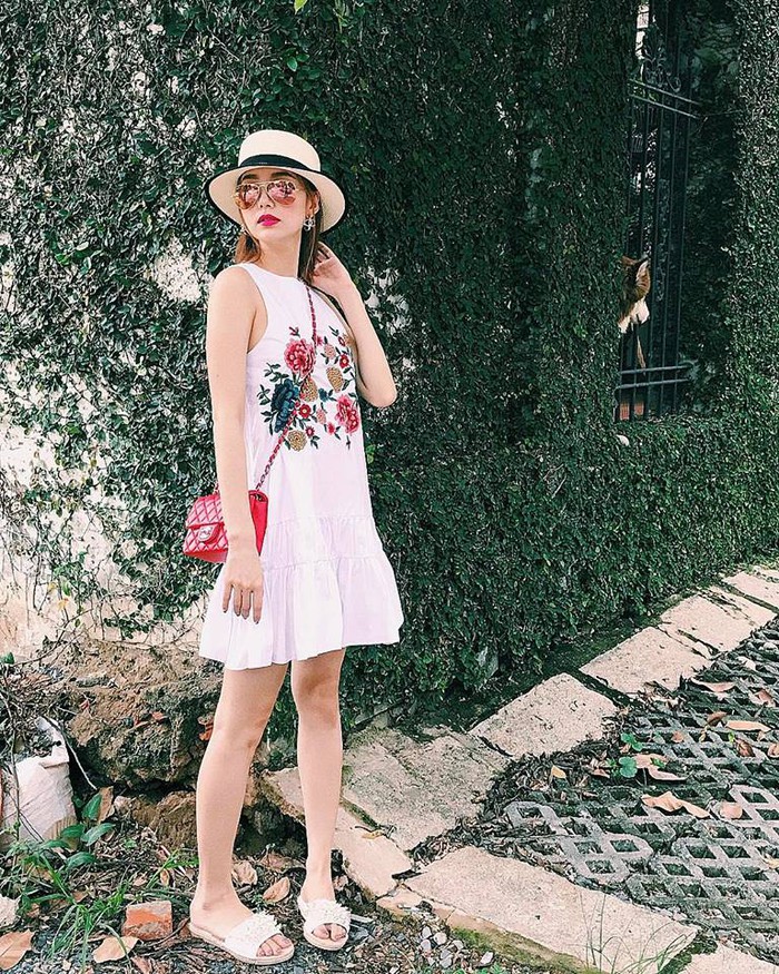 Chiếc váy xuông đuôi cá in hoa nổi màu sắc của Minh Hằng đang trở thành một trong những item hấp dẫn nhất mùa hè này    