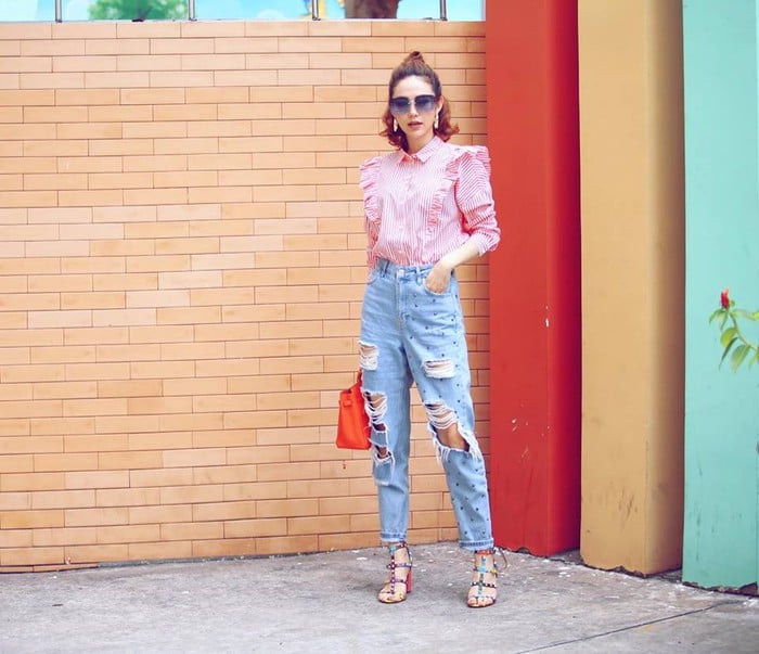 Minh Hằng cá tính với jean baggy rách cùng sơ mi kẻ cách điệu cùng sandal bảy sắc cầu vồng ấn tượng    