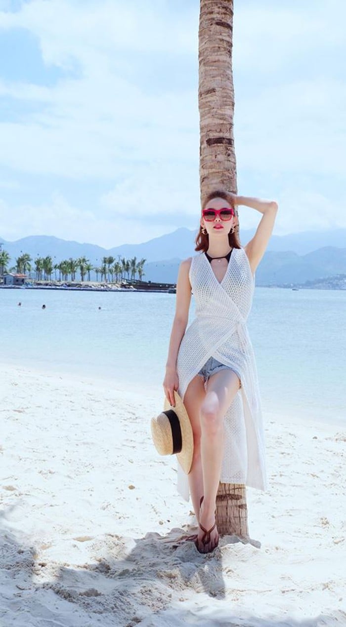 Trên bãi biển, Minh Hằng trở nên ấn tượng hơn bao giờ hết với sooc jean và áo choàng lưới độc đáo.