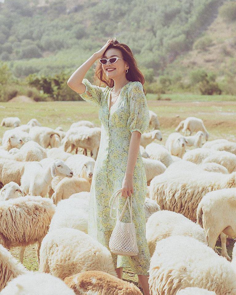Thanh Hằng khoe street style mộng mơ và rực rỡ như ánh nắng mùa hè.     
