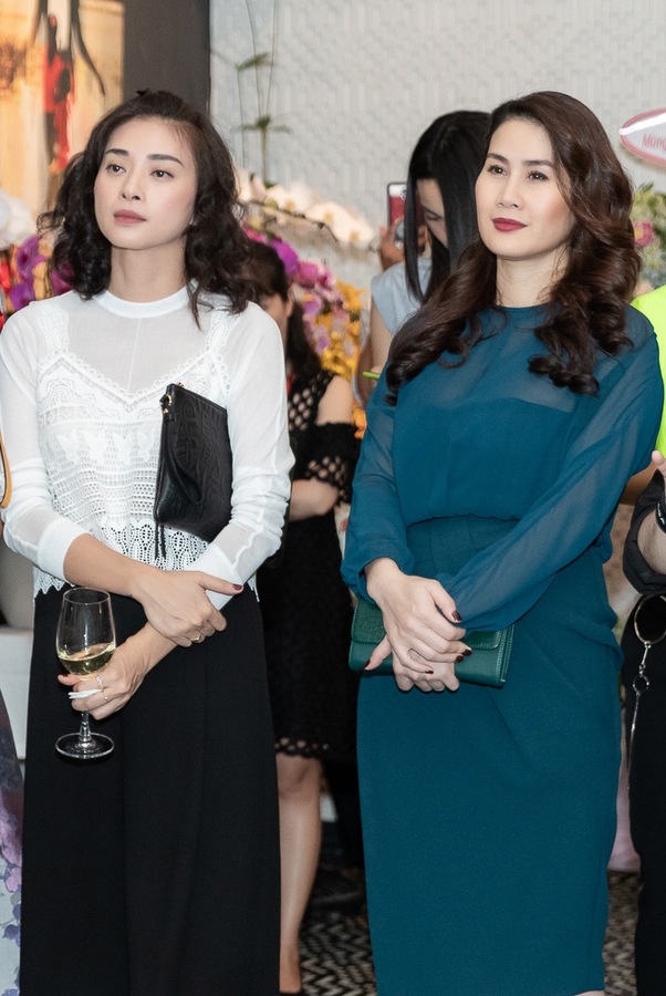 Thân Thúy Hà ra về ngay khi sự kiện kết thúc để cho con bú. Cô sinh năm 1978, là một trong những người mẫu nổi tiếng trên sàn catwalk Việt, cùng thời với Thanh Hằng, Xuân Lan... Sau khi từ bỏ nghề mẫu, cô chuyển sang đóng phim truyền hình.     