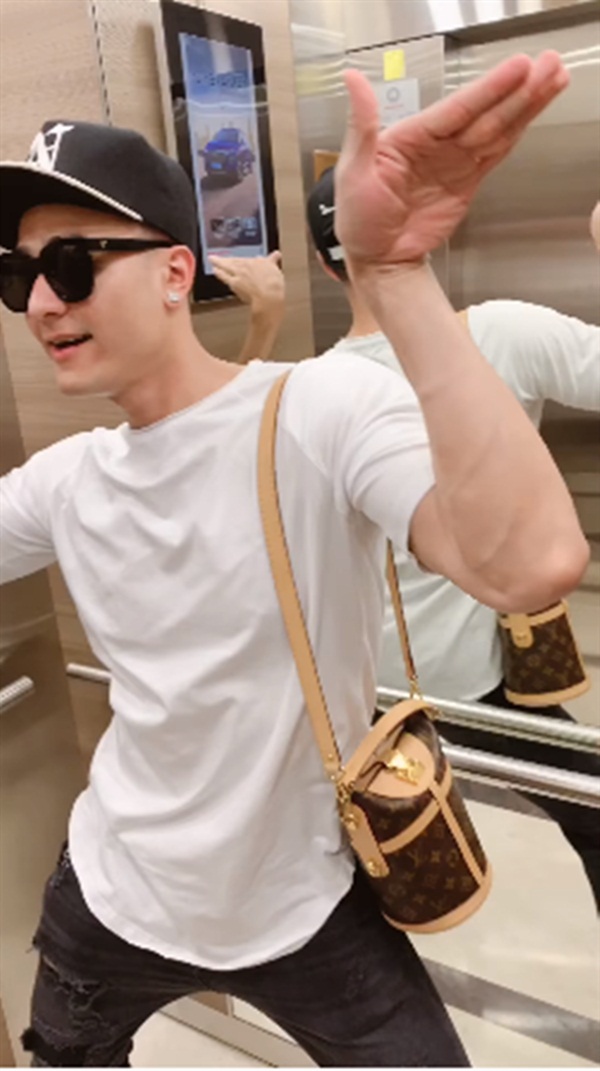 Vĩnh Thụy đeo chiếc túi giống của bạn gái cũ.  