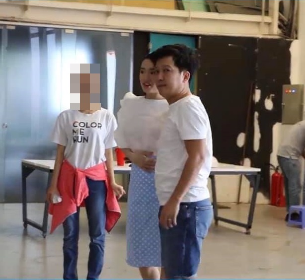 Tuy nhiên khi nhìn thấy người chụp ảnh, Trường Giang đã thay đổi sắc mặt.    