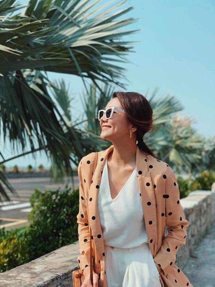 Vốn là người ưu chuộng vest, những với cái nắng của ngày hè, Thanh Hằng khéo léo chọn chất liệu mỏng hơn để có thể diện trong dịp hè.    