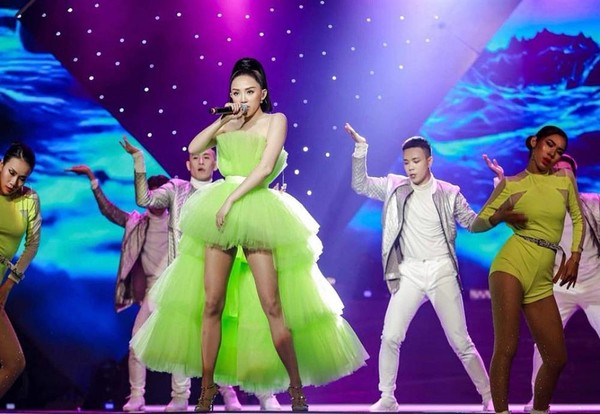 Kiểu đầm high-low cá tính, với rất nhiều lớp voan chồng lên nhau này đã từng được Tóc Tiên diện rất đẹp. Cô nàng khéo léo mix cùng đôi cao gót quai mảnh nhằm tạo cảm giác kéo dài đôi chân, khiến mình trông mảnh mai, thanh thoát hơn.  