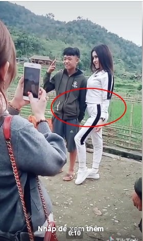 Mới đây, trên diễn đàn mạng bàn chuyện showbiz chia sẻ clip được cho là mới nhất về người đẹp gốc Hà Giang. Theo đó, Thư Dung chụp hình cùng 