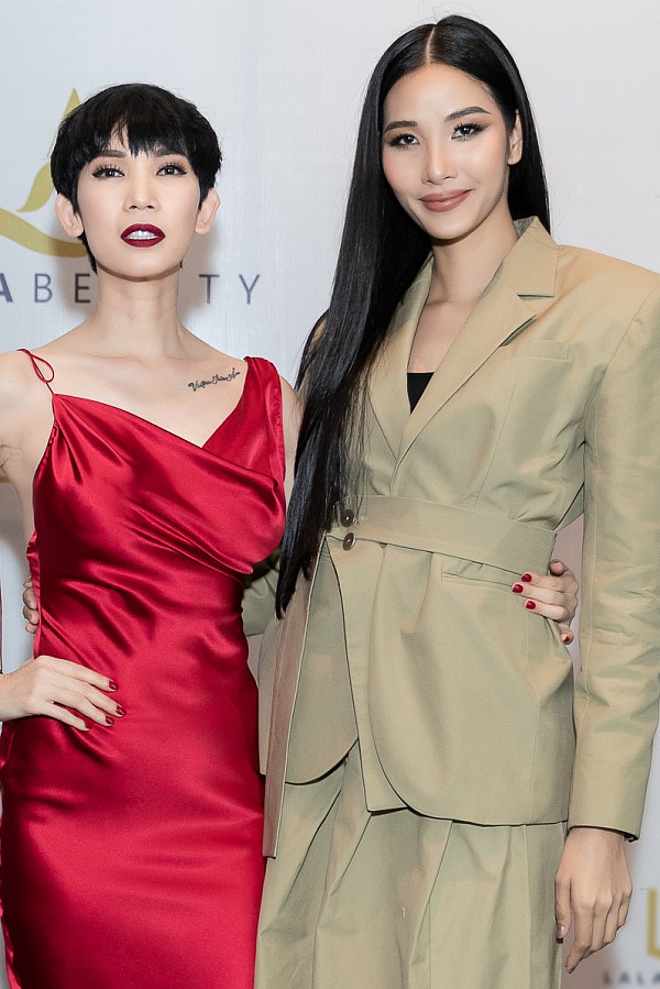 Á hậu Hoàng Thùy là học trò của Xuân Lan tại cuộc thi VietNam’s Next Top Model 2011. Cô dành thời gian đến chúc mừng cô giáo có bước ngoặt mới trong sự nghiệp.    