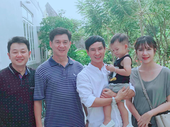 Cách trang điểm nhẹ nhàng kết hợp với những bộ đồ sắc màu trang nhã trẻ trung đã giúp Minh Hà 