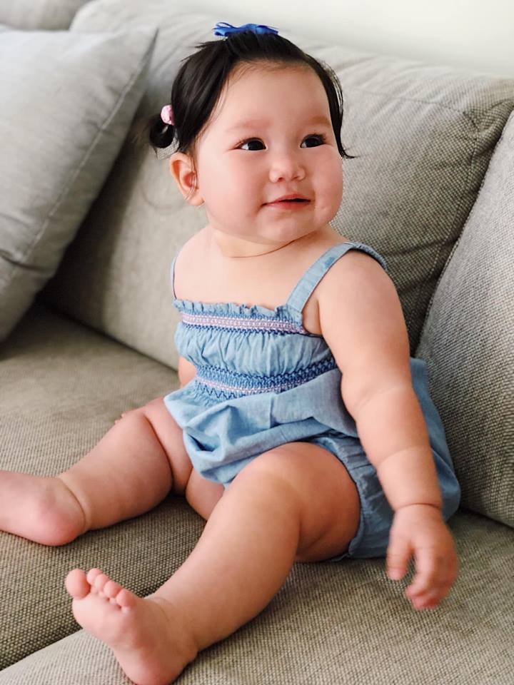 Không chỉ được Hà Anh nhận xét là ngoan ngoãn và biết nghe lời, Myla còn khiến các bà mẹ bỉm sữa khác thích thú bởi cô nhóc sở hữu ngoại hình bụ bẫm, chân tay ngấn thịt, chắc nịch.    