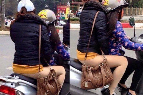 Cô nàng mặc quần tất nhưng lại vô tư kết hợp với kiểu áo ngắn.