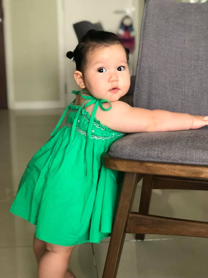Cặp má phúng phính, đôi mắt to tròn của con gái Hà Anh khiến dân mạng yêu ngay từ cái nhìn đầu tiên.    